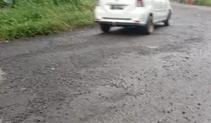 Warga Protes Perbaikan Jalan Cipanas 1 Sukabumi Dikerjakan Asal-asalan