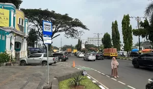 Warga Ngeluh Belum Ada Halte Bus Transjabodetabek di Sentul Bogo, Hujan Kehujanan - Panas Kepanasan