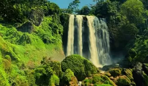 Wisata Alam Curug Sewu Kendal: Keindahan Air Terjun Tiga Tingkat yang Menawan