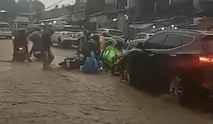 Banjir di Jalan Raya Puncak Bogor, Banyak Pengendara Terjatuh Akibat Derasnya Air