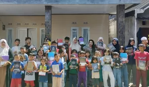 Jelang Tahun Ajaran Baru, Anggota DPRD Rezky Kartika Bagikan Ratusan Buku dan Alat Tulis ke Anak-anak di Bogor Selatan