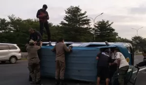 Angkot Terlibat Kecelakaan Tunggal di Tol Jagorawi: 5 Orang Terluka, Kondisi Kendaraan Sampai Terguling