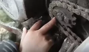 Adik Kakak Iseng Main Motor Rusak, Nggak Sengaja Jarinya Terjepit Rantai, Begini Endingnya