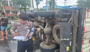 Kecelakaan di Jalan Tegar Beriman, Truk Air Mineral Terguling - 3 Orang Jadi Korban