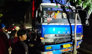 Truk Fuso Terlibat Kecelakaan Tunggal di Jalan Pemuda Bogor, Posisinya Melintang Tutupi Jalan, Arus Lalu Lintas Macet Total