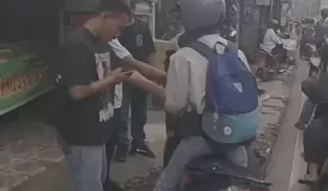 Viral! Diduga Debt Collector Hadang Pengendara Motor di Jalan Raya Bogor Depok