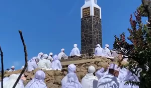 Viral Rombongan Baju Serba Putih di Puncak Gunung Lawu, Benarkah Lakukan Ritual?