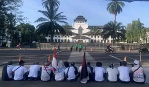 Belasan Warga Rumpin yang Jalan Kaki ke Gedung Sate Bandung Telah Tiba, Kondisi Fisik Melemah dan Alami Luka di Kaki