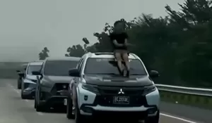 Nekat! Pemuda Gelar Aksi Pacu Jalur di Atas Mobil di Jalan Tol Lampung, Polisi Langsung Tilang