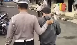 Mencoba Kabur saat Razia, Pengendara Motor Malah Tabrak Pengamen, Ujungnya Ditangkap Polisi