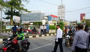 Atasi Kemacetan di Simpang Cibinong, Dishub Pasang Rambu Larangan Parkir