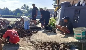 Warga Lembursitu Sukabumi Rela Patungan untuk Perbaiki Jalan Rusak, Kemana Pemerintah?