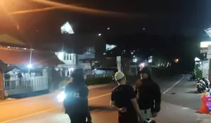 Turis Timur Tengah dan Empat Warga Puncak Bogor Kepergok Buang Sampah ke Jalan