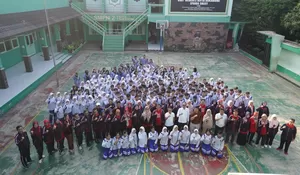 Pagi Ceria di SMPN 2 Kota Sukabumi, Wamendikdasmen: Kebijakan Jam Masuk Sekolah Disesuaikan dengan Kebutuhan Daerah