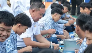 Bawa Bekal dari Istri, Wali Kota Bekasi Tri Adhianto Makan Bareng Siswa SMPN 3 Kota Bekasi