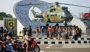 Mengenal Helikopter Puma yang Diabadikan di Simpang Pakansari, Didatangkan dari Prancis - Pasang Tugu Kujang Seberat 700 Kilogram di Kota Bogor