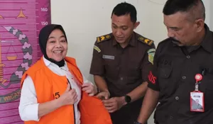 Senyum Mantan Kades Cikujang Sukabumi Kenakan Rompi Tahanan, Diduga Korupsi Pembangunan Posyandu Fiktif