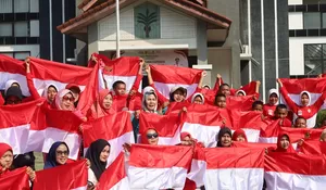 Jelang HUT RI, Pemkab Bogor Gencar Merah Putihkan Wilayah dengan Bagi-bagi Bendera