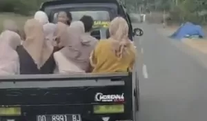 Viral Mobil Pickup Muatan Penumpang Terbalik di Sulawesi Selatan, Sopir Ugal-ugalan!