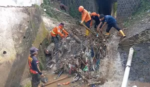 Warga Warudoyong Dihantui Banjir usai TPT di Sungai Ciseureuh Ambruk