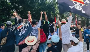 Viral Ustaz Felix Siauw Kibarkan Bendera One Piece di Bogor, Dihentikan Petugas