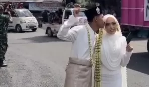 Viral! Pasangan Pengantin di Pati Menikah di Tengah Aksi Demo Bupati Sudewo
