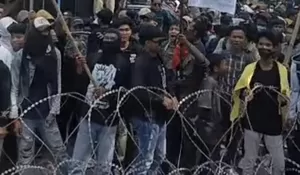 Tak Hanya di Pati! Ribuan Warga dan Mahasiswa Bone Kepung Kantor Bupati Tolak Kenaikan PBB 300 Persen