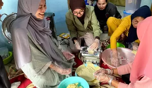 Dosen Arti Hastuti Implementasikan Strategi INSEG untuk Dorong UMKM Desa Sukamahi Melalui Pengabdian Masyarakat