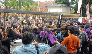 Demo Mahasiswa di DPRD Kota Bogor Rusuh, Pagar Roboh hingga Jalan Diblokir