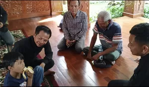 Om Zein Sekolahkan Rafka Seorang Anak yang Ditemukan Tidur di Pinggir Jalan