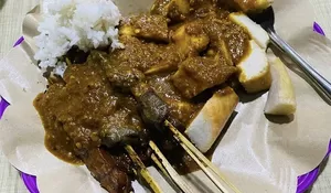 Ngiler! Inilah 5 Tempat Makan Sate Legendaris di Makassar yang Selalu Diserbu Pembeli