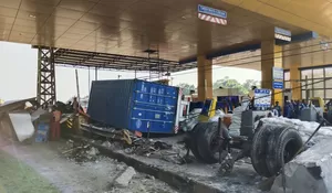 Diduga Rem Blong, Truk Kontainer Hantam Gardu di Gerbang Tol Ciawi 2, Sopir Melarikan Diri