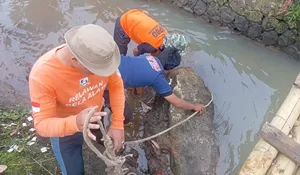 Miris! Saluran Air di Jalan Lingkar Selatan Cibeureum Dipenuhi Sampah hingga Material Bangunan, BPBD Turun Tangan