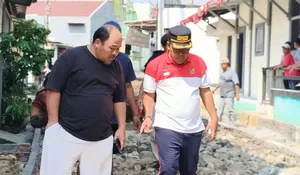 Bantuan Pemerintah Tak Kunjung Datang, Warga BSI 2 Depok Patungan Perbaiki Jalan dan Saluran Air