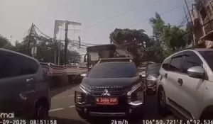 Viral! Mobil Dinas Pakai Sirine dan Strobo di Manggarai Bikin Macet Semakin Parah