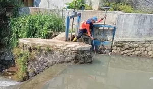 BPBD Kota Sukabumi Blusukan Sterilkan Sampah di Aliran Sungai ‎