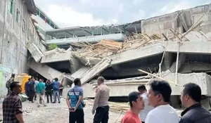 Sudah di Evakuasi, Mobil Mercedes Benz Hancur Tertimpa Reruntuhan di Ponpes Al Khoziny Sidoarjo