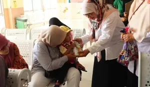 Penuh Kejutan dan Keceriaan! Direktur RSUD R Moh Noh Nur Sapa Pasien Anak dan Berbagi Kebahagiaan