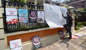 Sidang Vonis Rudy Kurniawan, Anggota DPRD Kota Depok Terlibat Kasus Pencabulan Dijaga Ketat Polisi, Aktivis Gelar Aksi Simpatik