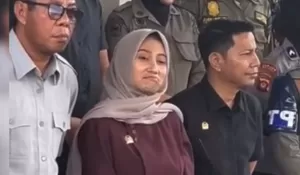 Viral! Ketua Komisi III DPRD Gorontalo Utara Diduga Lakukan Gestur Ejekan Saat Aksi Demo, Warga Murka