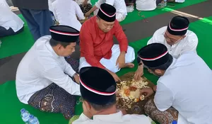 Meriah! Bupati Situbondo Rayakan Hari Santri dengan Tradisi Makan Nasi Gulung Bersama