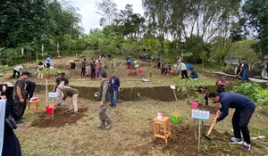 Cegah Lahan Kritis, Forum Koordinasi Pengelolaan Cisadane Hulu bareng AQUA Lakukan Penanaman Pohon di Hulu Sungai