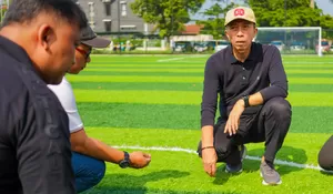 Dedie Rachim Cek Proyek Revitalisasi Taman Manunggal, Pemain Bola Dilarang Gunakan Sepatu Seperti Ini di Lapangan Mini Soccer