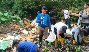 10 Ton Sampah Berhasil Diangkut dari Kali Cipinang Depok