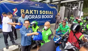Rayakan HUT Kemenimipas, Kantor Imigrasi Bogor Bagi-bagi Sembako buat Warga dan Ojol