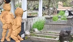 Viral Patung Bocah Bermain Bola di TPU Bonoloyo Solo, Ternayata Lebih dari Satu