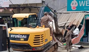 Petugas Gabungan Berangus Bangli hingga Lapak PKL di Kali Cabang Barat Depok