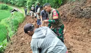 Tebing Longsor, Akses Jalan Penghubung Dua Desa di Purabaya Terputus