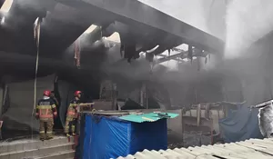 Kebakaran Landa Pasar Kebon Kembang, 20 Kios Mayoritas Pakaian Ludes Dilahap si Jago Merah