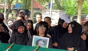 Detik-Detik Pemakaman Epy Kusnandar: Karina Ranau Hancur dalam Tangis